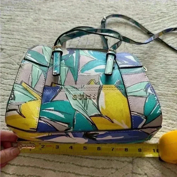 Guess purse - Picture 9 of 9